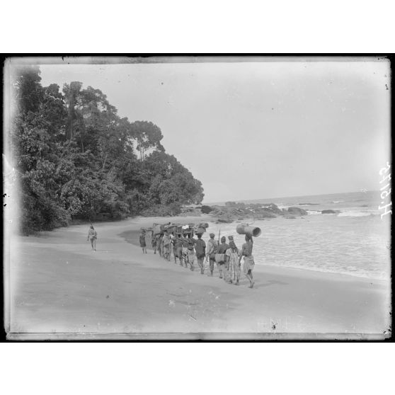 Piste de Kribi à Campo. Autre aspect du littoral. [légende d'origine]