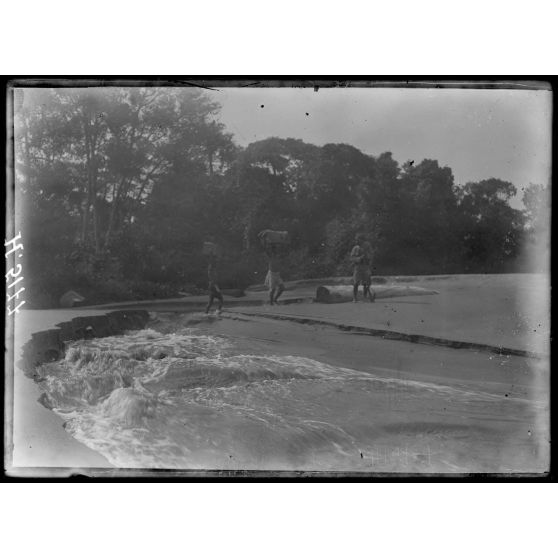Piste de Kribi à Campo. Rivière se frayant un chemin à travers le sable. [légende d'origine]