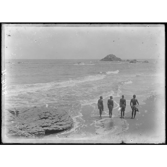Piste de Kribi à Campo. Le Wolf Felsen. [légende d'origine]