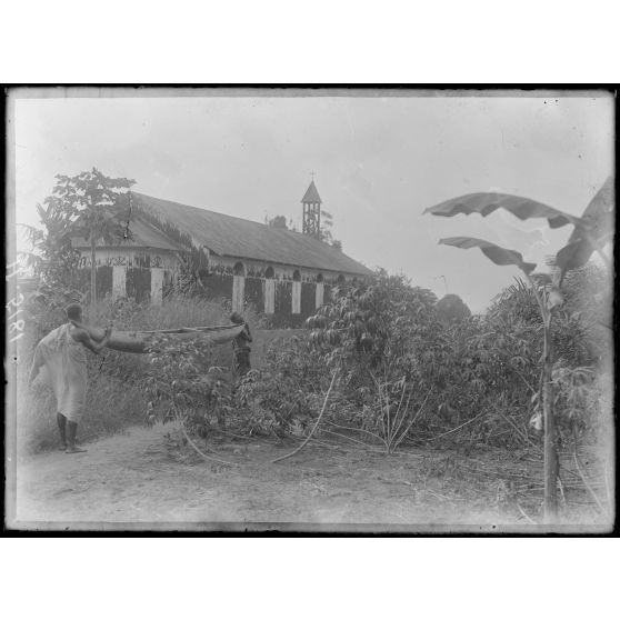 Piste de Kribi à Campo. Ebodié. L'église. [légende d'origine]