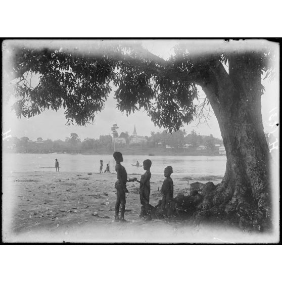 Kribi. Vue sur la rivière Kribi. [légende d'origine]