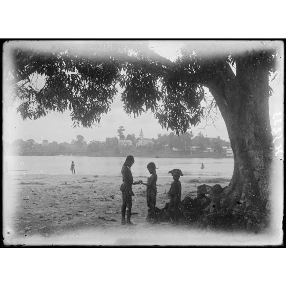 Kribi. Vue sur la rivière Kribi. [légende d'origine]