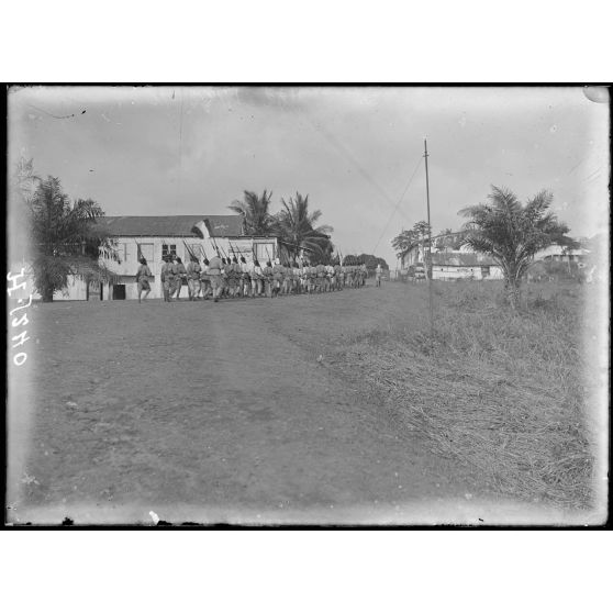 Kribi. Tirailleurs dans Kribi. [légende d'origine]