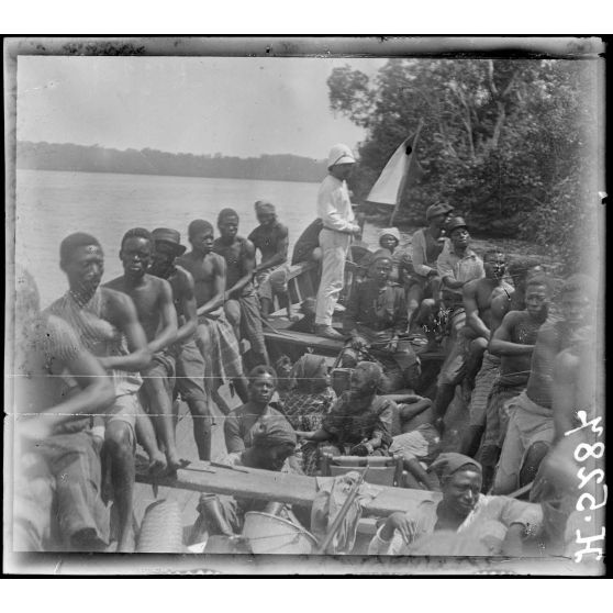 Sur le Campo. La chaloupe du poste remontant la rivière Campo. [légende d'origine]