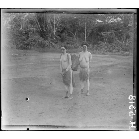 Lolodorf. Femmes Yaoundé barbouillées de blanc en signe de deuil. [légende d'origine]