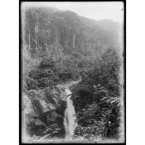 Route de Lolodorf à Kribi. Kilomètre 85, chute de la Biguéligue. [légende d'origine]