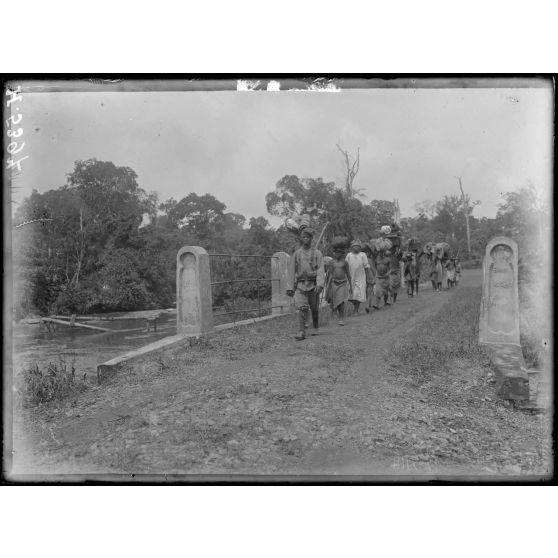 Route de Lolodorf à Kribi. Le pont sur la Muké. [légende d'origine]