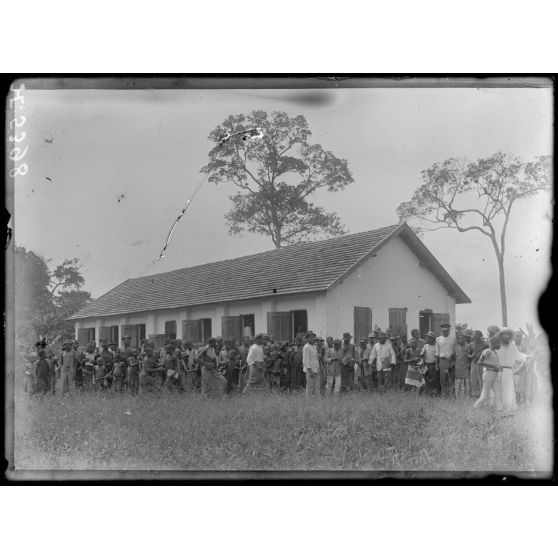 Route de Lolodorf à Kribi. Mission catholique de Ngovayang, sortie de classe. [légende d'origine]