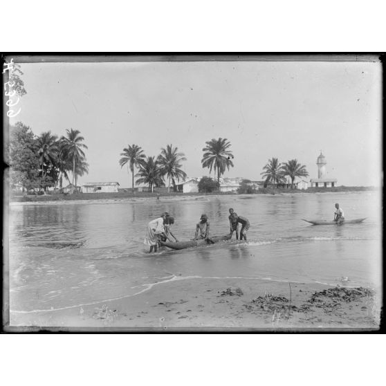 Kribi. Embouchure du Kribi et phare. [légende d'origine]