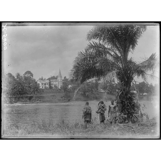 Kribi. L'église et le Kribi. [légende d'origine]