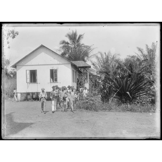 Kribi. Sortie de l'école française. [légende d'origine]
