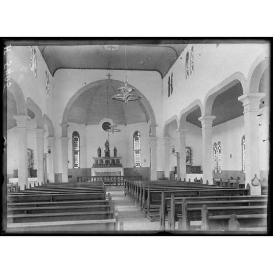 Kribi. Intérieur de l'église. [légende d'origine]