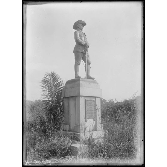 Kribi. Statue du major Dominique, ancienne terreur du Cameroun. [légende d'origine]