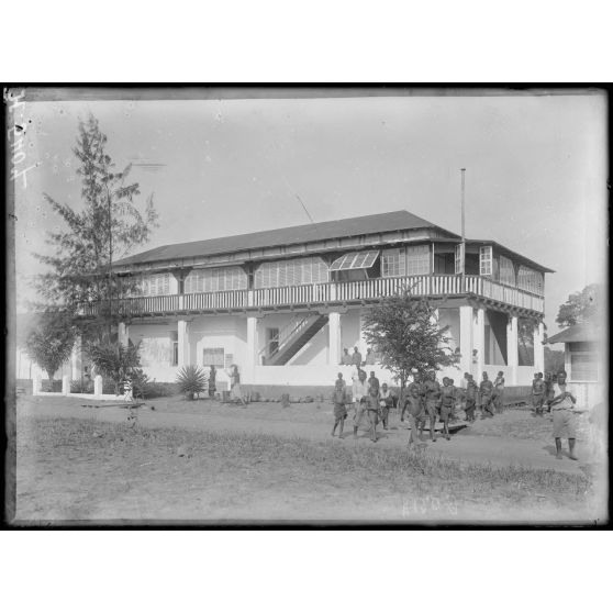 Kribi. Immeuble. [légende d'origine]
