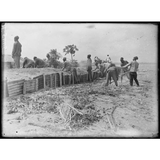 Campo. Entretien de la défense front mer. [légende d'origine]