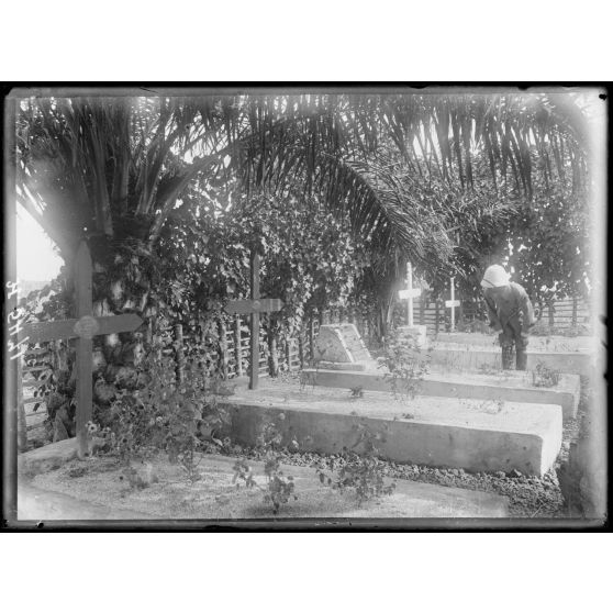 Yoko. Le cimetière européen. [légende d'origine]