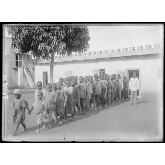 Yoko. Elèves de l'école française. [légende d'origine]