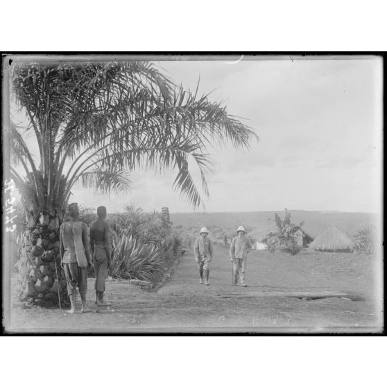 Yoko. Vue sur le village Haoussa. [légende d'origine]