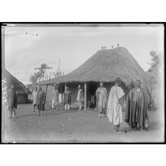 Yoko. Entrée du quartier du chef au village Babouté. [légende d'origine]