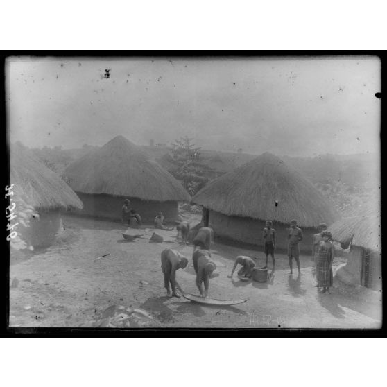 Yoko. Vue vers le poste prise du village Babouté. [légende d'origine]