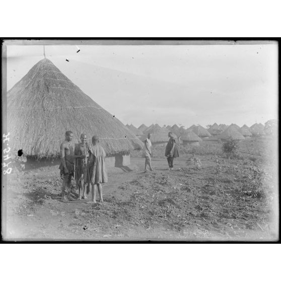Yoko. Coin du village Babouté. [légende d'origine]