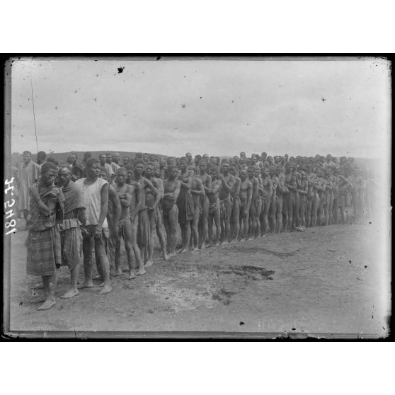 Yoko. Indigènes à la vaccination. [légende d'origine]