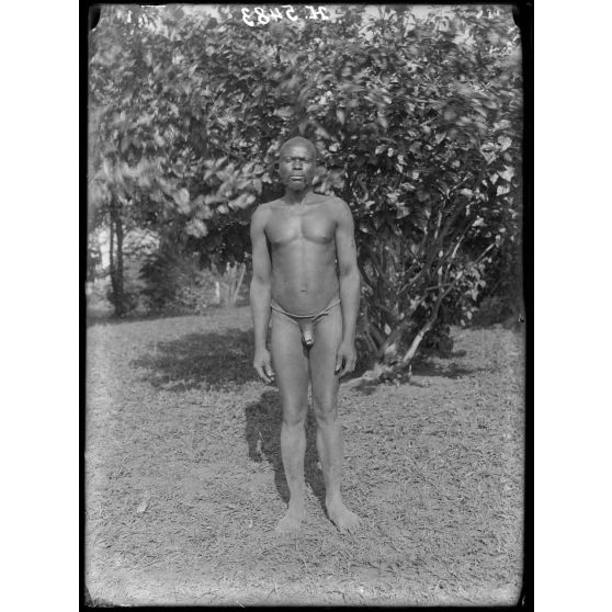 Yaoundé. Type d'homme de race Bafia. [légende d'origine]