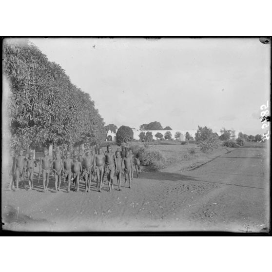 Yaoundé. Avenue du poste. [légende d'origine]