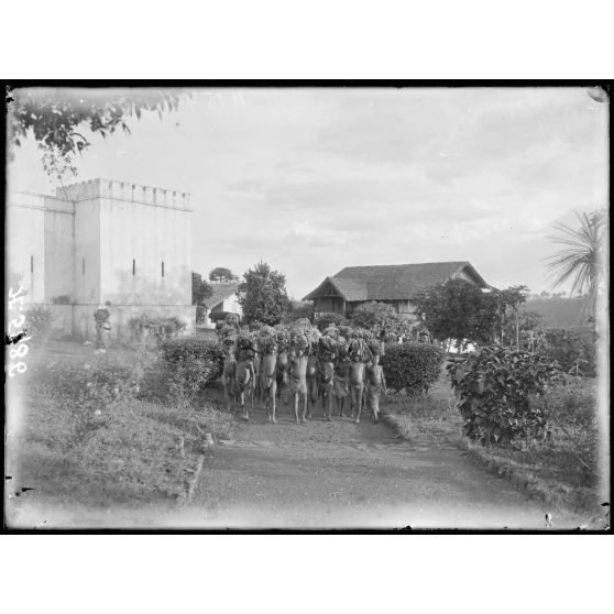 Yaoundé. Vue prise du jardin vers le poste. [légende d'origine]