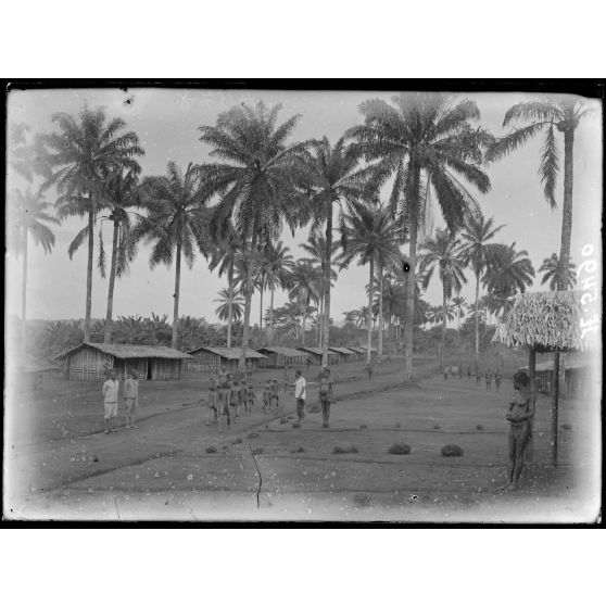 Route de Yaoundé à Akonolinga. N'Kolémayou. Le village. [légende d'origine]
