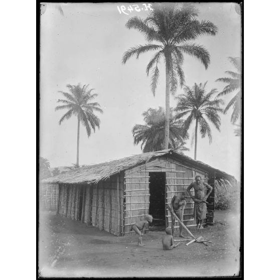 Route de Yaoundé à Akonolinga. N'Kolémayou. Type de case. [légende d'origine]