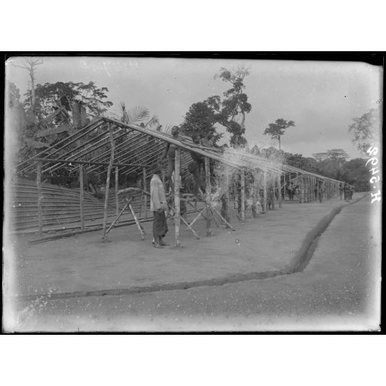 Route de Yaoundé à Akonolinga. Abanga. Construction du nouveau village. [légende d'origine]