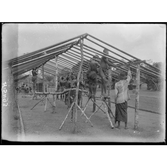 Route de Yaoundé à Akonolinga. Abanga. Construction du nouveau village. [légende d'origine]