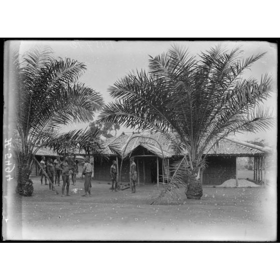 Route de Yaoundé à Akonolinga. Abanga. La case des passagers. [légende d'origine]