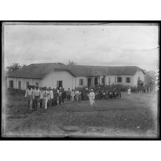 Yaoundé. Mission catholique. Façade de l'école. [légende d'origine]