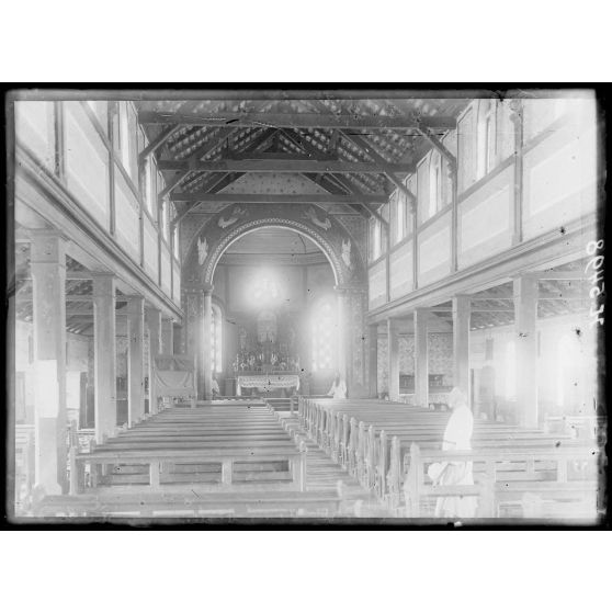 Yaoundé. Mission catholique. Intérieur de l'église. [légende d'origine]