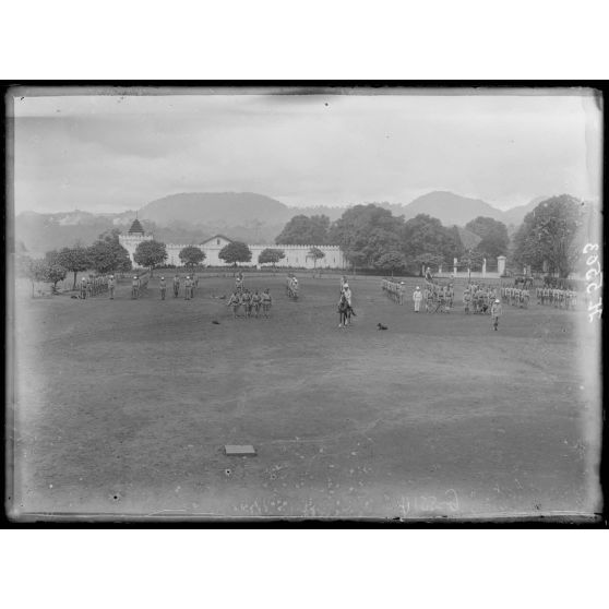 Yaoundé. Prise d'armes. Tirailleurs. [légende d'origine]
