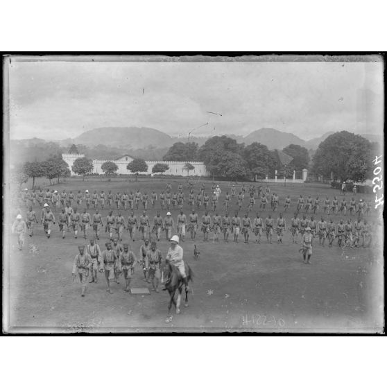 Yaoundé. Prise d'armes. Tirailleurs. [légende d'origine]