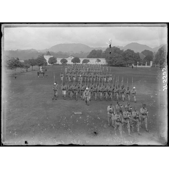 Yaoundé. Prise d'armes. Tirailleurs. [légende d'origine]