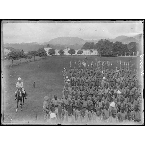 Yaoundé. Prise d'armes. Tirailleurs. [légende d'origine]
