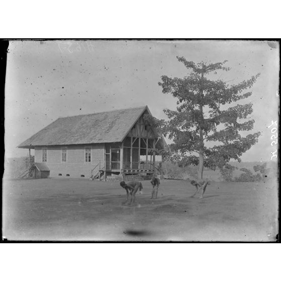 Akonolinga. Maison d'habitation. [légende d'origine]