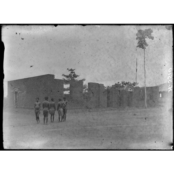 Akonolinga. Maison de l'administrateur allemand en construction. [légende d'origine]