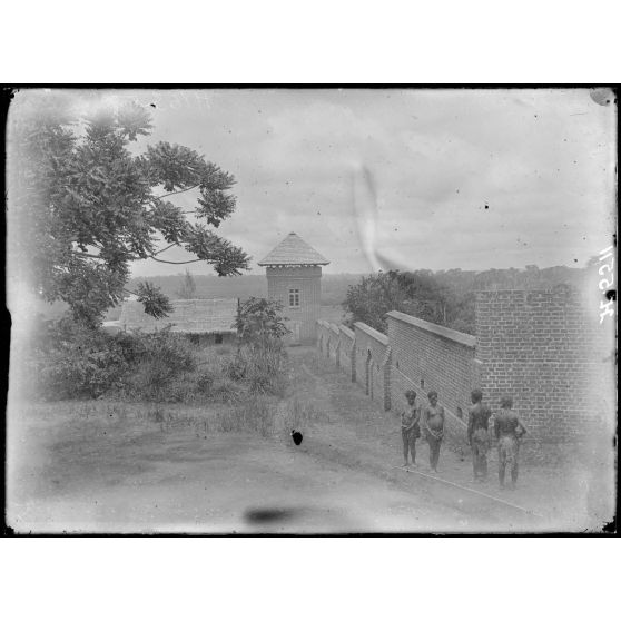 Akonolinga. Mur d'enceinte du poste. [légende d'origine]