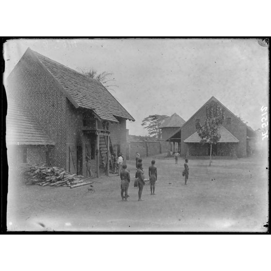 Akonolinga. La cour du poste. [légende d'origine]