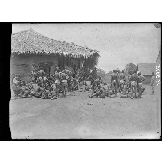 Akonolinga. Convoi de portreurs de caoutchouc au poste. [légende d'origine]