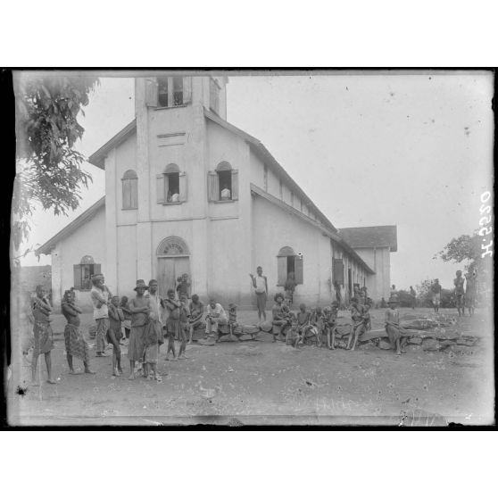 Yaoundé. La mission. Pendant la messe. [légende d'origine]