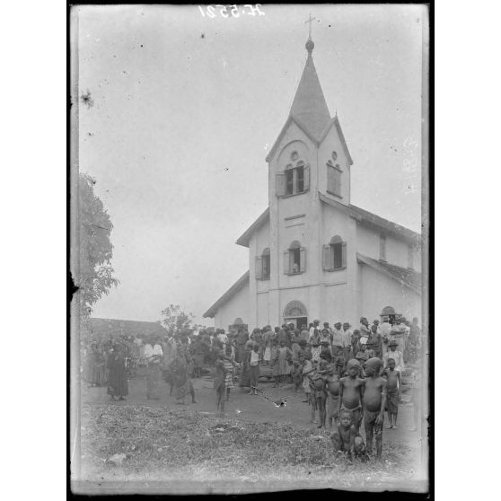Yaoundé. La mission. Sortie de messe. [légende d'origine]