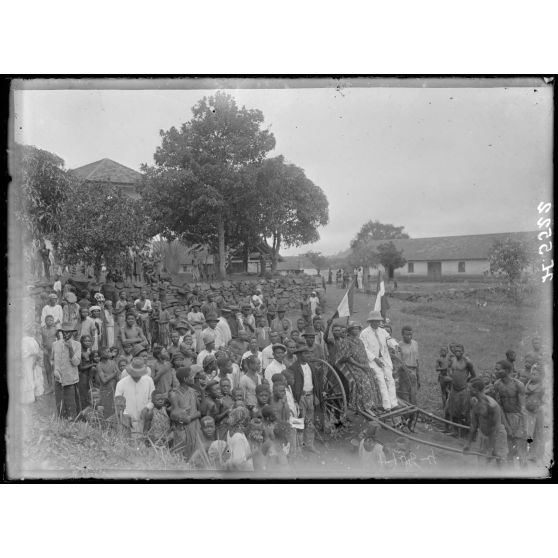 Yaoundé. La mission. Le roi des Yaoundé sortant de la messe. [légende d'origine]