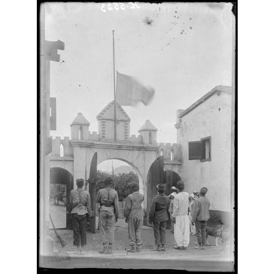 Yaoundé. Le poste. Salut au drapeau. [légende d'origine]