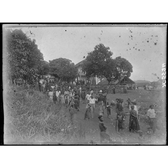 Yaoundé. La mission. Sortie de la messe. [légende d'origine]